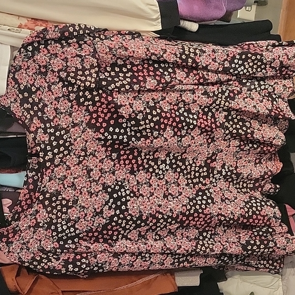 Floral blouse. - Picture 3 of 3